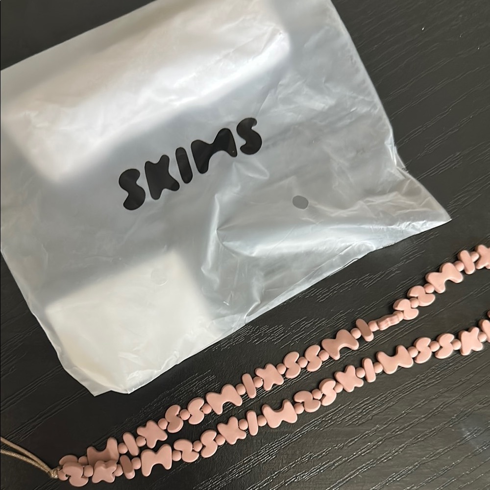 ✨✨Brand New✨✨SKIMS Blush Pink Phone Accessory!!